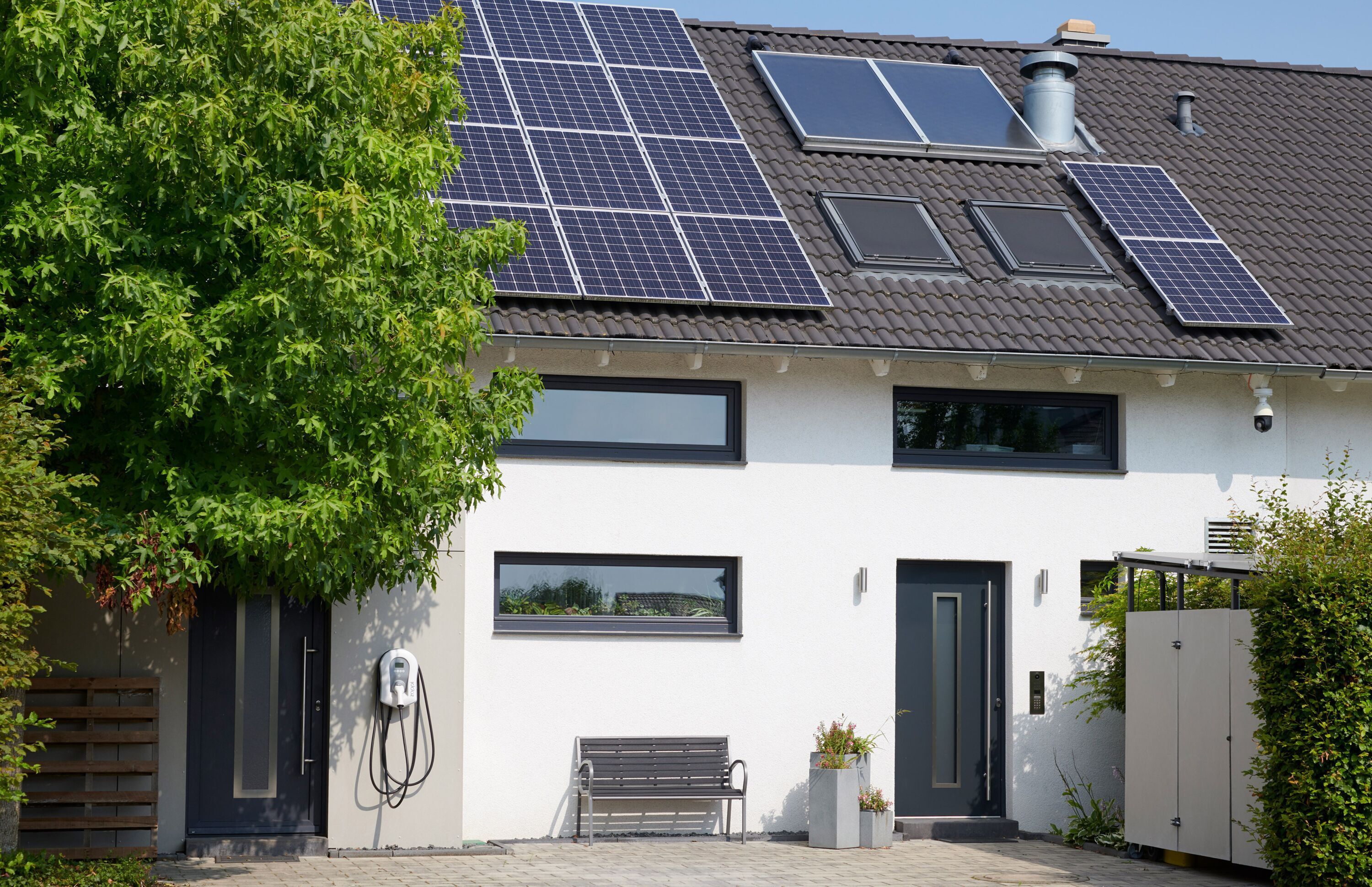 Ladesäule an einem Einfamilienhaus mit PV-Anlage